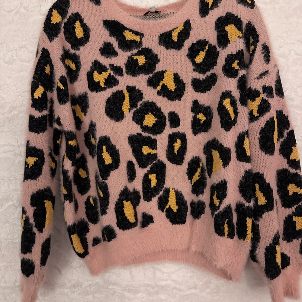 Chic Leopard Print Sweater in Pink and Gold